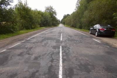 До конца лета отремонтируют три участка дороги в Дедовичском районе