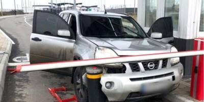 Неадекватный водитель пытался прорваться в Крым и разбил свой автомобиль — видео