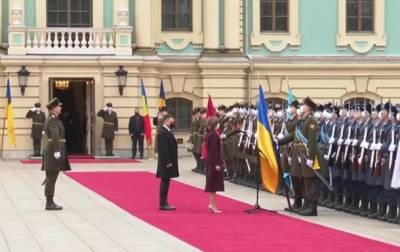Санду приветствовала военных фразой Слава Украине