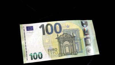 Евро подешевел до менее 90 рублей