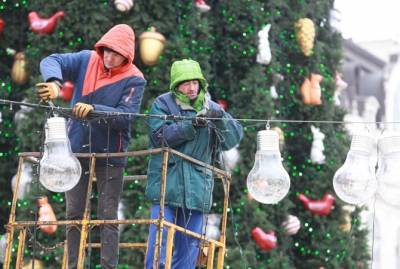 В Киеве начали убирать главную новогоднюю елку Украины