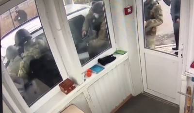 Неадекватный водитель пытался тараном прорваться через КПВВ "Чонгар" в Крым