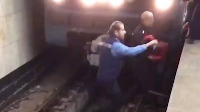 Машинист метро спас упавшего на рельсы мальчика
