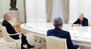 Политологи указали на выгоды Алиева и Пашиняна от переговоров с Путиным