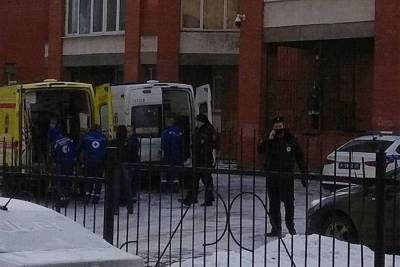 Ребенок доставлен в больницу в тяжелом состоянии после падения из окна в Петербурге