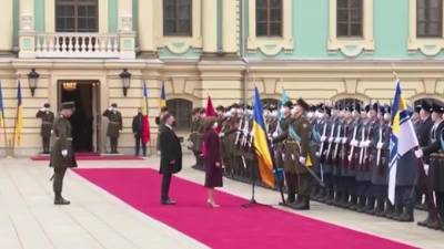 Санду на встрече с Зеленским поприветствовала военных фразой "Слава Украине!"