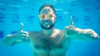 Оптическая иллюзия оставила мужчину в бассейне без головы — видео