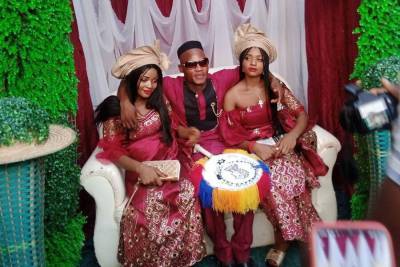 В Африке сестры-близняшки вышли замуж за одного мужчину