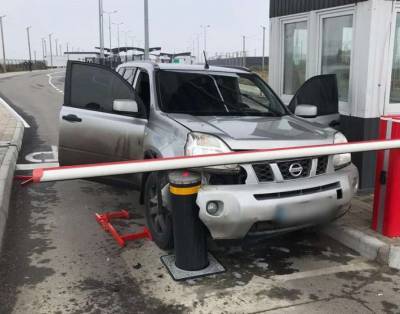 Неадекватный водитель пытался протаранить границу с оккупированным Крымом