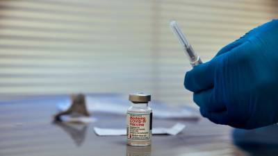 Швейцария сертифицировала вакцину от коронавируса Moderna
