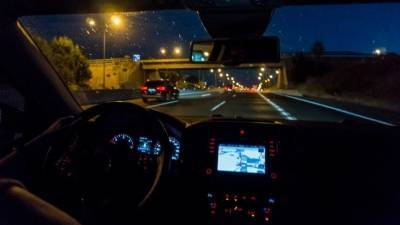В Петербурге таксиста заблокировали навсегда за просмотр порно за рулем — видео