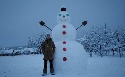 Высота 4 метра и почти сутки работы. В Кореличском районе юноша построил снеговика-гиганта