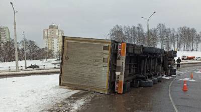В Минске опрокинулась фура - пострадал водитель