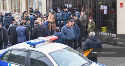 На машине протаранил ворота КПП: в Армении задержали отца без вести пропавшего солдата