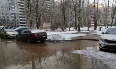 Водоканал ликвидирует последствия прорыва трубы на улице Академика Байкова