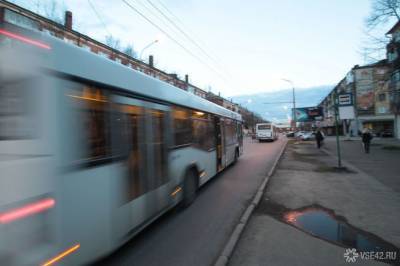Водитель междугороднего автобуса в Калининградской области переключал передачи шваброй
