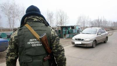 Украинец отчаянно пытался прорваться в Крым, протаранив ограждение на границе