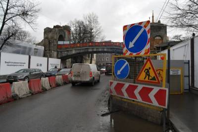 Реконструкцию пешеходного моста в Московском зоопарке завершат в 2021 году