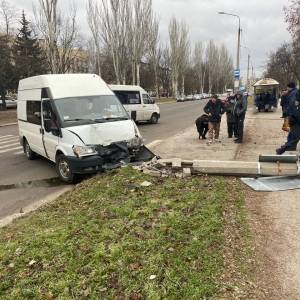 В Запорожье после удара микроавтобус снес столб. Фото - reporter-ua.com - Запорожье