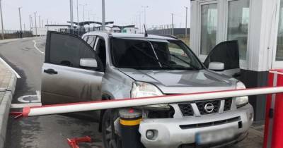 На КПП "Чонгар" неадекватный молодой человек прорывался автомобилем в оккупированный Крым