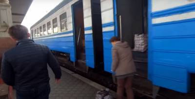 "Стаканы протекают, а из окон дует": Укрзализныця устроила пассажирам памятную поездку, гремит скандал