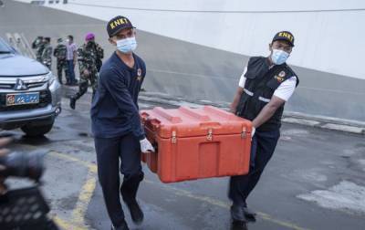 В Индонезии подняли со дна моря черный ящик упавшего лайнера