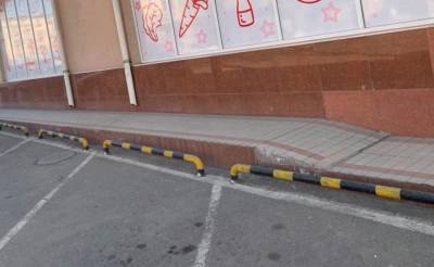 В ГУВД попросили руководство ТЦ и супермаркетов установить специальные ограничители между парковкой и зданием