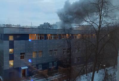 В центре Петербурга тушат горящее здание бизнес-центра