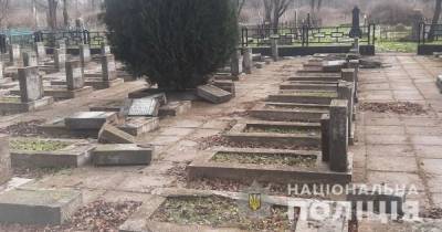 Разбили плиты и повалили на землю: в Херсоне неизвестные повредили памятники братской могилы