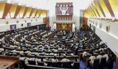 Для борьбы с коронавирусом Малайзия приостановила работу парламента
