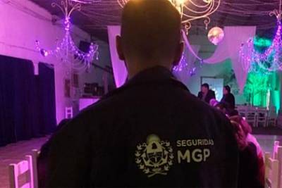 Полицейских приняли за стриптизеров во время разгона подпольной секс-вечеринки