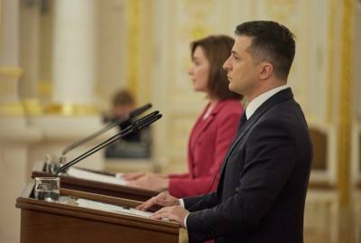 Зеленский на брифинге с президентом Молдовы выразил соболезнования близким погибшего на Донбассе солдата
