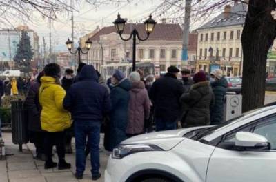 В Черновцах активисты берут штурмом горсовет: выдвинуты требования