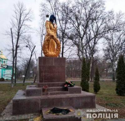 На Полтавщине подростки осквернили памятник жертвам войны