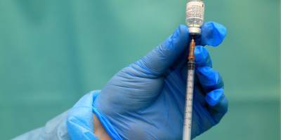 Вакцинация от коронавируса: Польша зафиксировала четыре средних и одно тяжелое осложнение