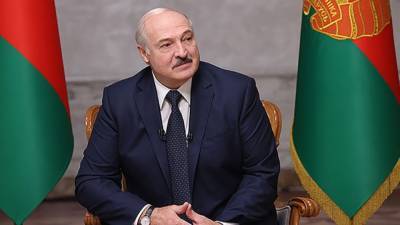 Президент Белоруссии пользуется смартфоном своего "малыша"