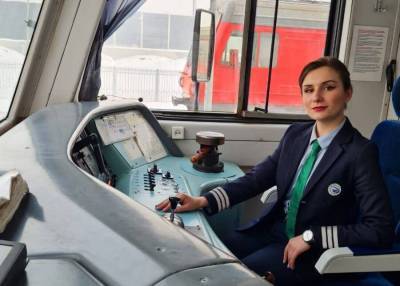 Первая женщина-машинист вышла в рейс на пригородном поезде