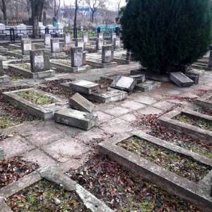 В Херсоне неизвестные разгромили кладбище. Фото