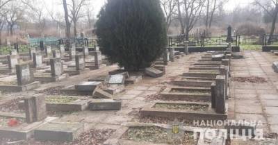 В Херсоне разгромили мемориальное кладбище воинов Красной армии (ФОТО)