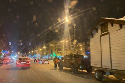 Полицейские остановили на дороге рождественский домик в Твери