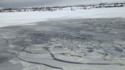 Девочка провалилась под лед во время катания на санках под Астраханью