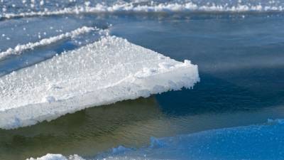 Мотоциклист насмерть замерз, провалившись под лед на Байкале