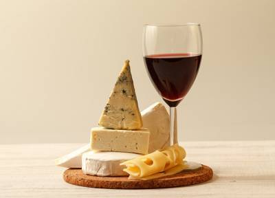 Сыр, баранина и красное вино: еда, которая спасет от старческого слабоумия