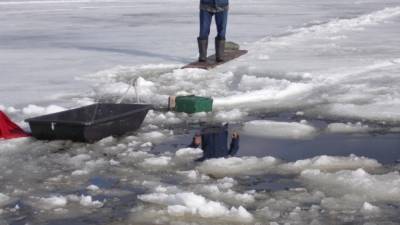 Провалившийся под лед Байкала мотоциклист выбрался из воды, но умер от переохлаждения