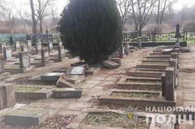 Неизвестные разрушили 17 памятников братской могилы на Херсонском кладбище