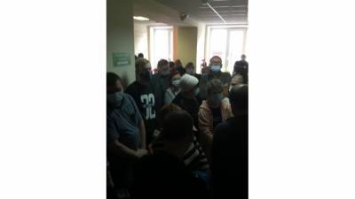 Новгородцы возмущены километровыми очередями в поликлинике