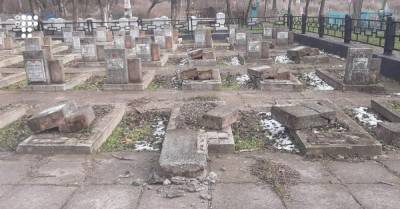 В Херсоне разбили 17 памятников братской могилы воинам-освободителям Второй мировой. Полиция начала расследование