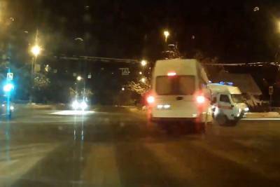 Опубликовано видео, как микроавтобус протаранил «скорую» в Твери