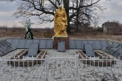 В Херсоне злоумышленники повредили памятники братской могилы