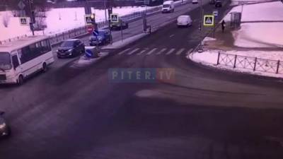 В Колпино из-за столкновения на перекрестке иномарка вылетела на тротуар